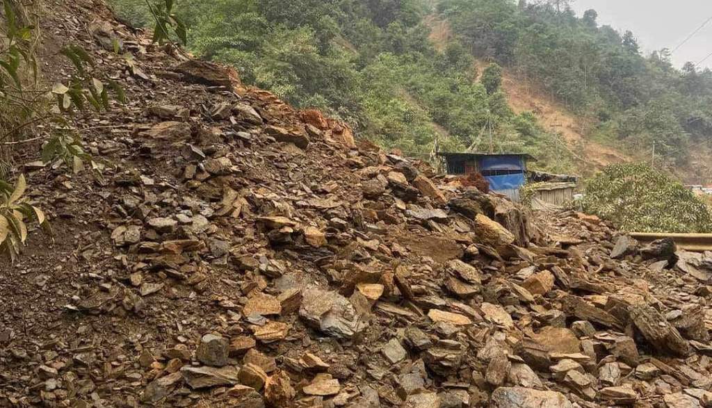 रोल्पाको सुनछहरीमा पहिरोले पुरिएर ४ जना बेपत्ता